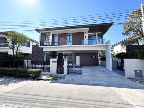 บ้าน ให้เช่าหรือขายในPrawet, Bangkok - ด้านหน้าบ้านเดี่ยวสองชั้นสไตล์โมเดิร์น มีระเบียงและที่จอดรถ