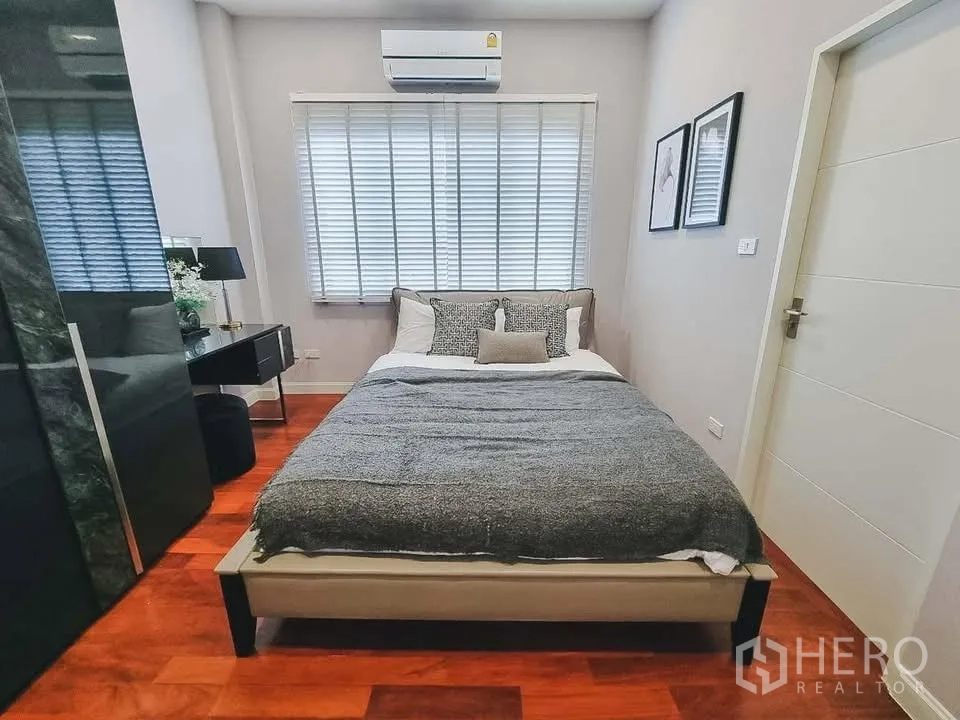 独栋房屋 for rent or sale in Bang Phli, Samut Prakan - 温馨卧室，配双人床、百叶窗与空调。
