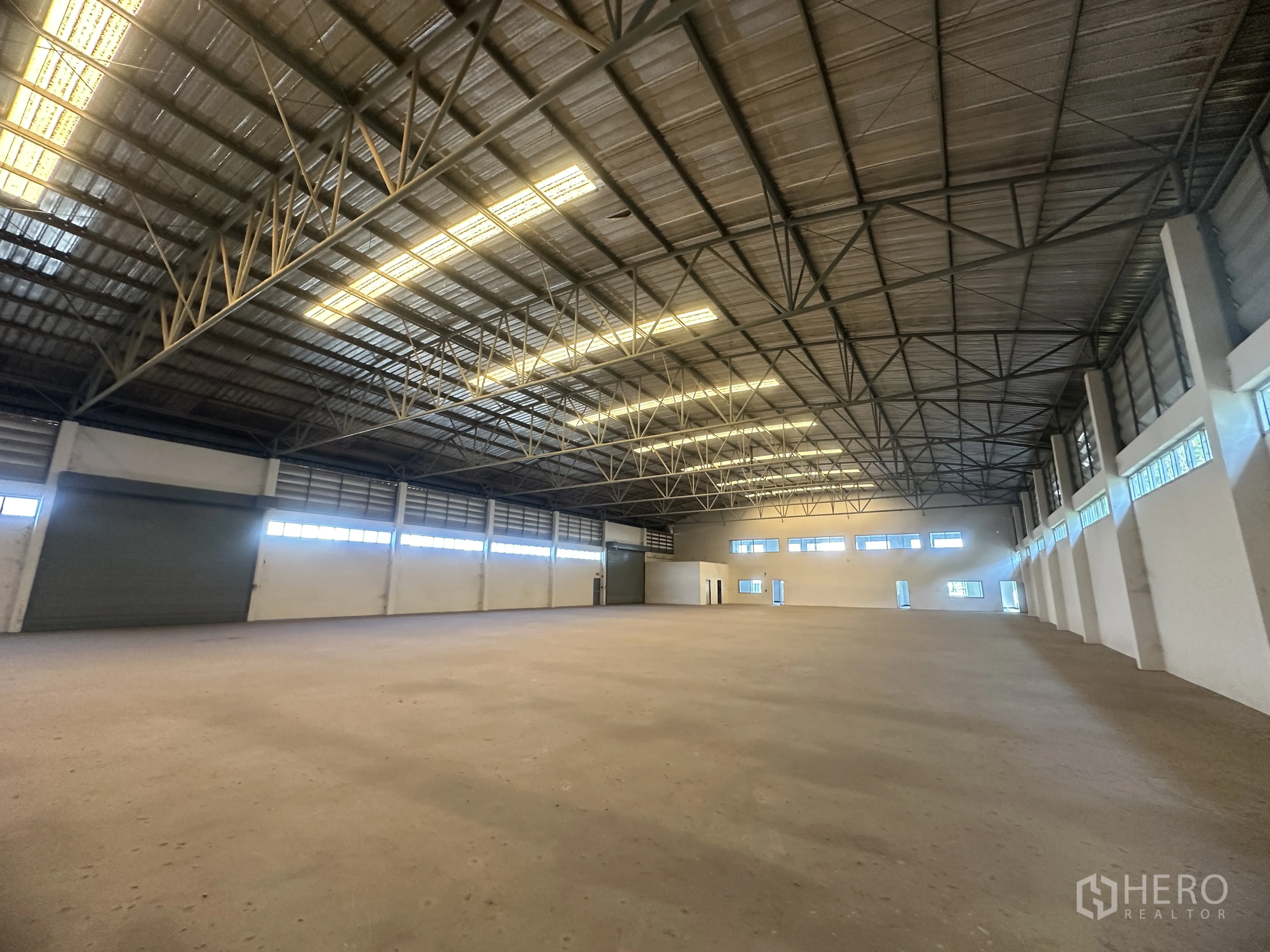 โรงงาน for rent in Bang Pa-in, Phra Nakhon Si Ayutthaya - ภายในคลังสินค้าโถงกว้าง โครงหลังคาเหล็กสว่าง และมีประตูม้วน