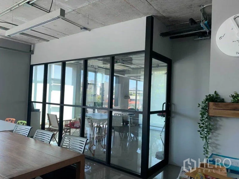 办公空间 出租在Phaya Thai, Bangkok - 采光充足的会议室，落地玻璃围合，配大木桌。