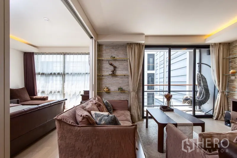 公寓 出租在Watthana, Bangkok - 卧室与客厅之间的推拉隔断，可通往阳台