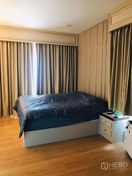 บ้าน ให้เช่าในChom Thong, Bangkok - ห้องนอนหลักเตียงขนาดใหญ่ พื้นไม้ และผ้าม่านทึบเต็มความสูง