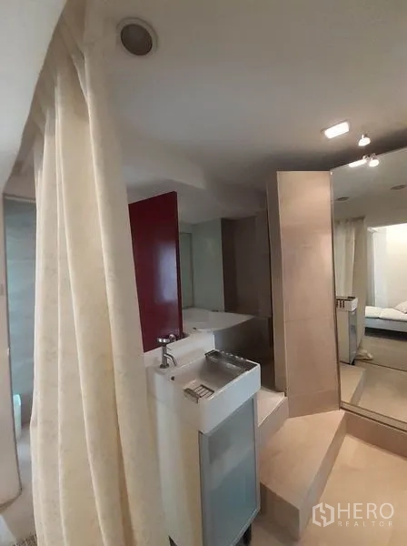 คอนโด ให้เช่าในBang Na, Bangkok - ห้องน้ำขนาดใหญ่ มีอ่างล้างหน้า กระจก และโซนห้องอาบน้ำ–แต่งตัวแยก