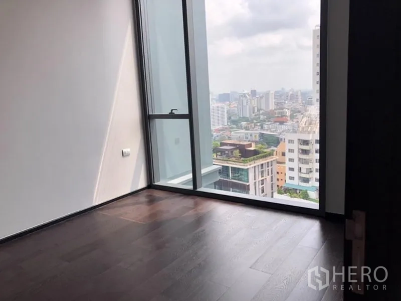 公寓 出售在Watthana, Bangkok - 转角房型的落地窗，可欣赏曼谷全景天际线。