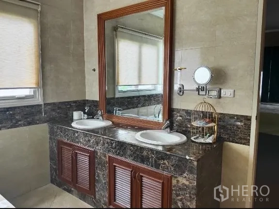 บ้าน ให้เช่าในHuai Khwang, Bangkok - ห้องน้ำอ่างล้างหน้าคู่และท็อปหินอ่อน