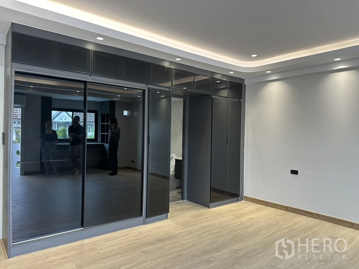 家庭办公室 for rent in Watthana, Bangkok - 卧室带亮面嵌入式衣柜与筒灯照明。