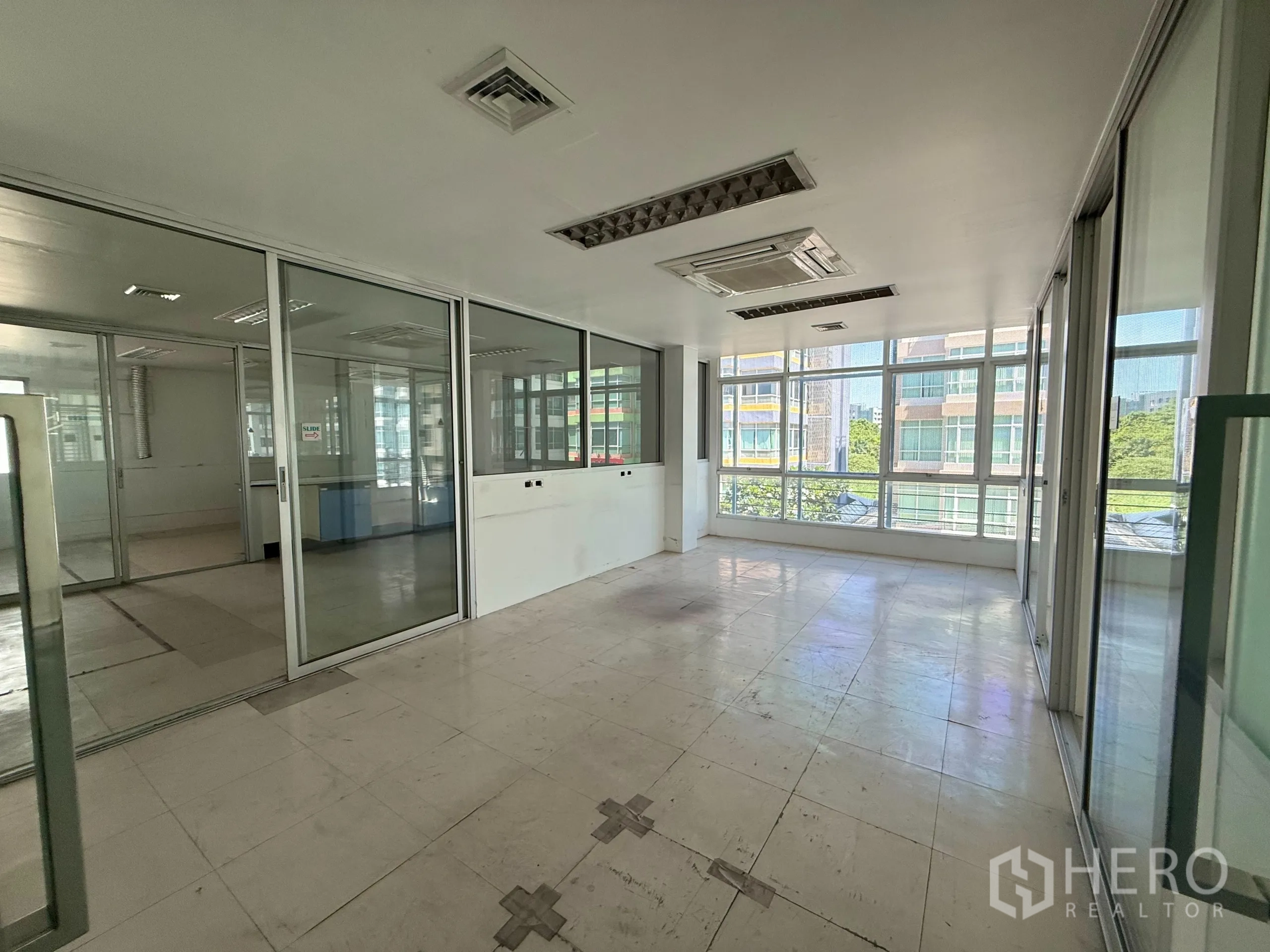 办公空间 出租在Bueng Kum, Bangkok - 覆盖式露台/后勤区，金属屋顶与网状护栏