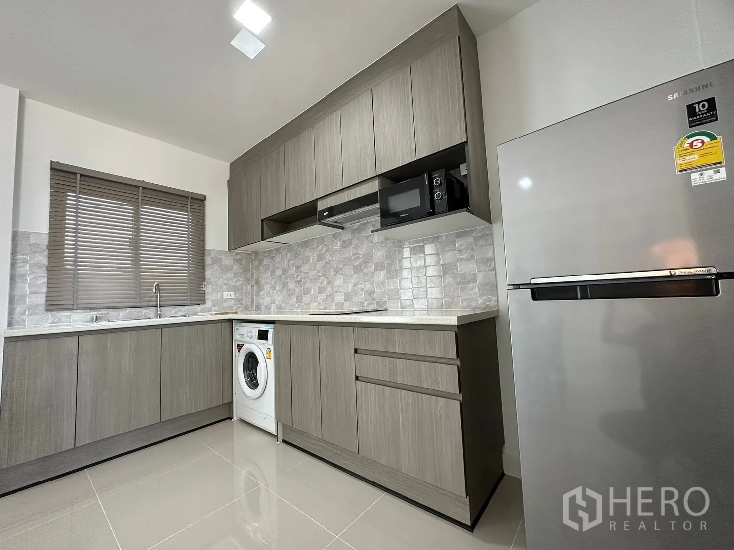 联排别墅 for rent in Bang Phli, Samut Prakan - 厨房角度展示高大的冰箱与上柜。