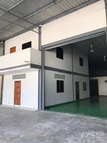 工厂 出租在Bang Phli, Samut Prakan - 高挑厂房车间，配大型卷闸门、夹层办公室与绿色环氧地坪