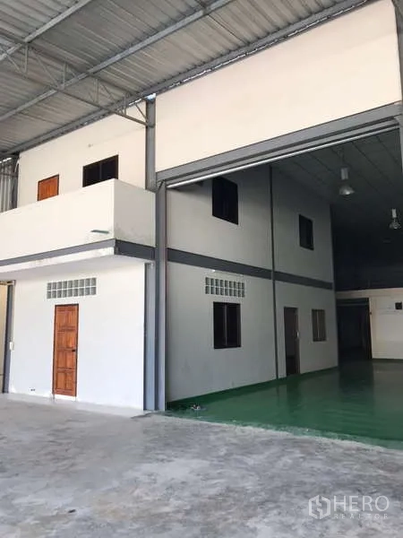 工厂 出租在Bang Phli, Samut Prakan - 高挑厂房车间，配大型卷闸门、夹层办公室与绿色环氧地坪
