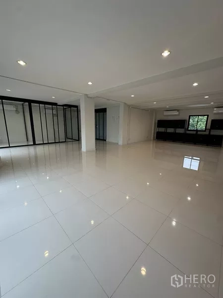 สำนักงานที่บ้าน ให้เช่า - พื้นที่สำนักงานกว้างสว่าง ปูกระเบื้องเงา หลายห้องกระจก