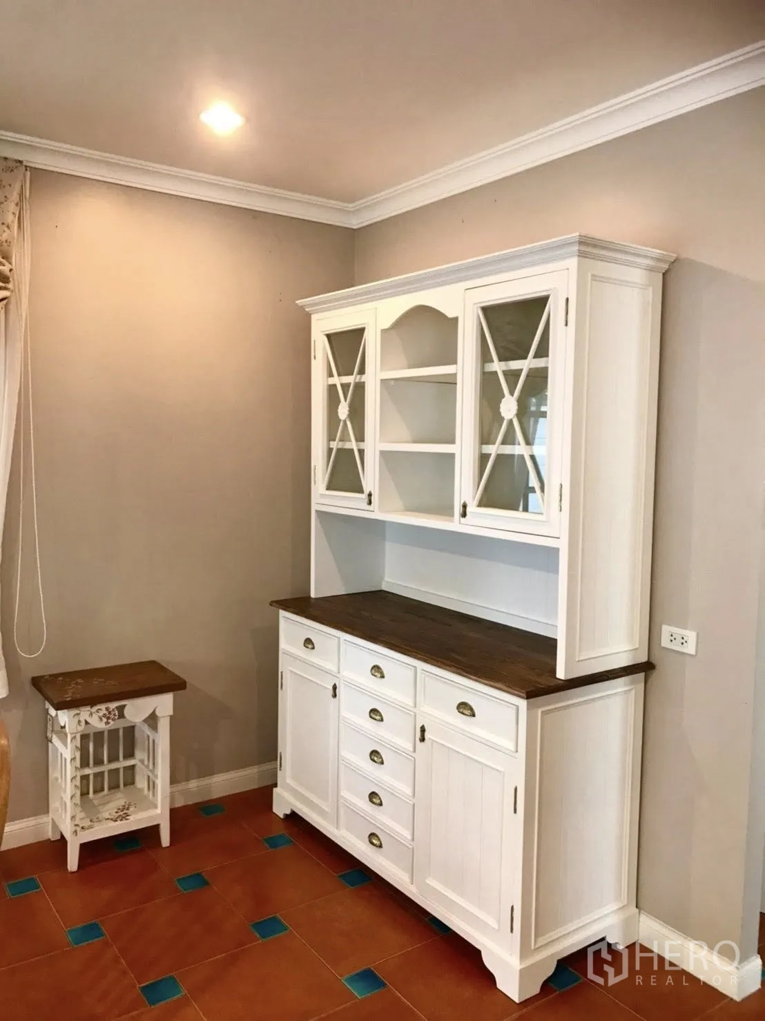 บ้านเดี่ยว for rent in Mueang Samut Prakan, Samut Prakan - ตู้ฮัตช์สีขาวสำหรับเก็บของและโชว์ของในโซนรับประทานอาหาร