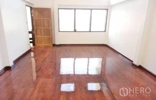 สำนักงาน ให้เช่าในChatuchak, Bangkok - ห้องสำนักงานสว่างพื้นไม้เงา หน้าต่างบานกว้างและประตูไม้
