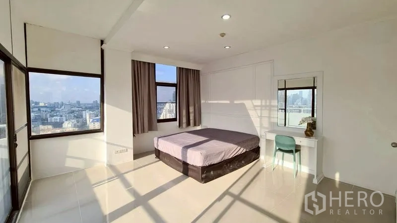 公寓 for rent in Watthana, Bangkok - 卧室设大窗、床及小型梳妆台。