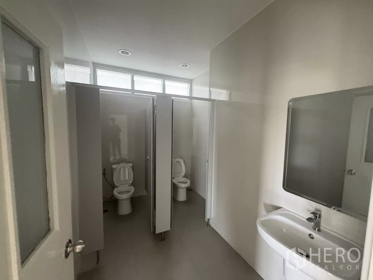 工厂 出租在Bang Phli, Samut Prakan - 公共卫生间，多个隔间与洗手盆