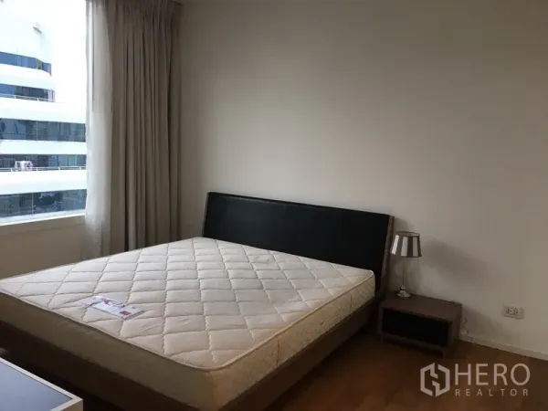 คอนโด ให้เช่าในWatthana, Bangkok - ห้องนอนพร้อมหน้าต่างบานใหญ่ เตียงควีน และโต๊ะข้างเตียง