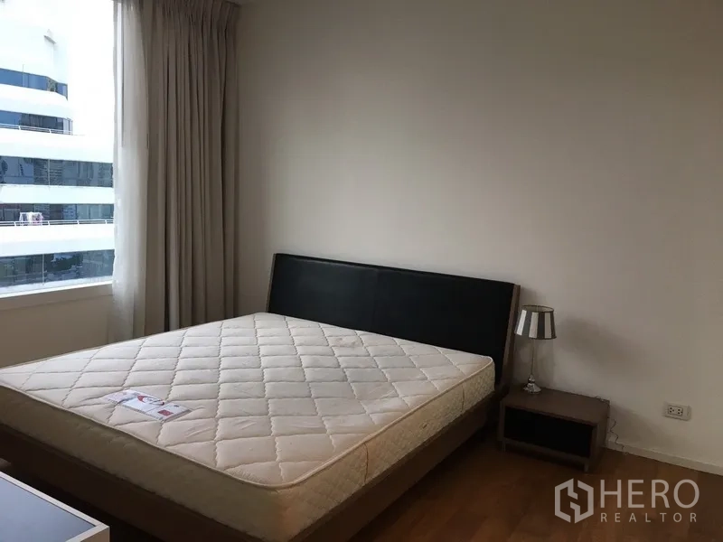 คอนโด ให้เช่าในWatthana, Bangkok - ห้องนอนพร้อมหน้าต่างบานใหญ่ เตียงควีน และโต๊ะข้างเตียง