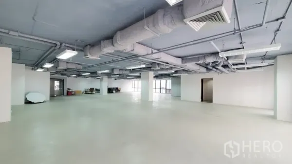 办公空间 出租在Watthana, Bangkok - 宽敞办公室，分区灵活，外露管线与环窗采光