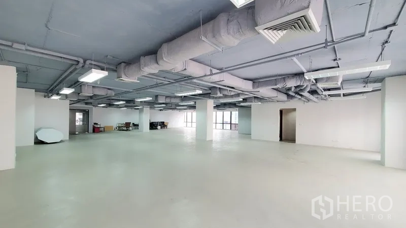 办公空间 出租在Watthana, Bangkok - 宽敞办公室，分区灵活，外露管线与环窗采光