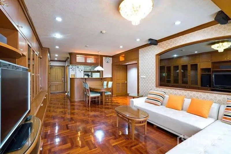 公寓 出租或出售在Bang Phlat, Bangkok - 开放式客餐厅，拼花木地板、墙面柜、吊灯与厨房传菜台。