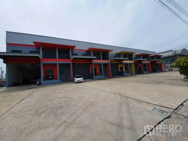 โรงงาน ให้เช่าในMueang Samut Sakhon, Samut Sakhon - ลานถนนและที่จอดรถกว้างหน้าอาคารโรงงาน เหมาะสำหรับรถบรรทุกเข้าออก.