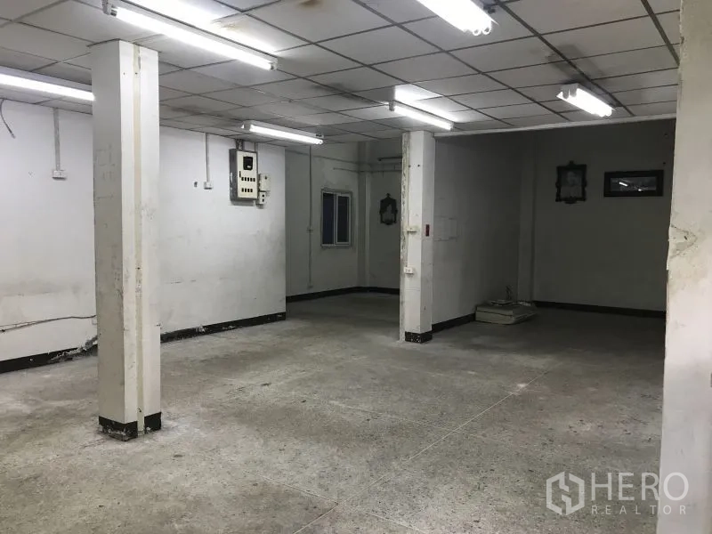 โรงงาน ให้เช่าหรือขายในKrathum Baen, Samut Sakhon - ห้องอเนกประสงค์ชั้นล่าง มีเสา ไฟฟลูออเรสเซนต์ และตู้ควบคุมไฟฟ้า