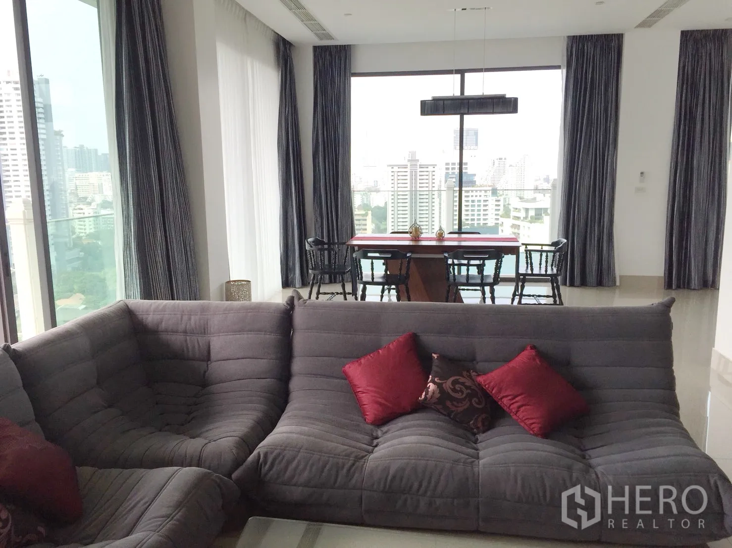 คอนโด ให้เช่าในWatthana, Bangkok - ห้องนั่งเล่นสว่าง โซฟาตัวยาว เชื่อมต่อส่วนรับประทานอาหาร พร้อมวิวเมืองพาโนรามา