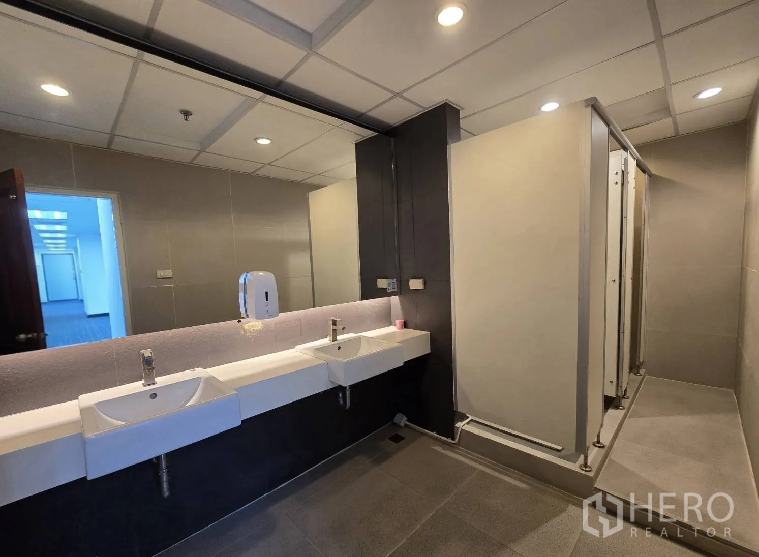 ออฟฟิศ for rent in Watthana, Bangkok - ห้องน้ำมีอ่างล้างมือคู่ กระจกบานใหญ่ และห้องสุขา.