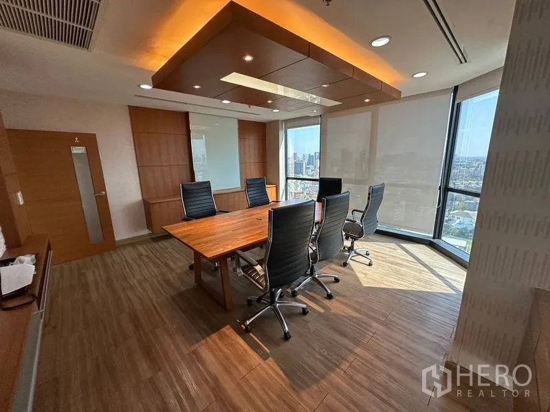 สำนักงาน ให้เช่าหรือขาย - ห้องประชุมสี่เหลี่ยม โต๊ะไม้ วิวเมือง และฝ้าเพดานดีไซน์