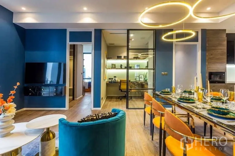 Condominium for rent in Pathum Wan, Bangkok - Dining area beside a glass-partitioned home office in the condo.