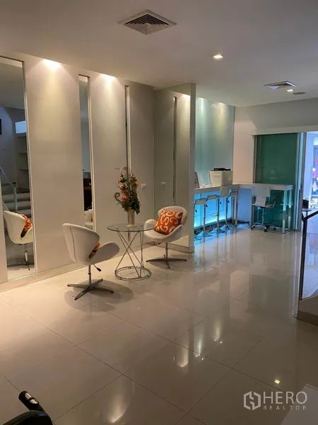 带办公室的家 出租在Wang Thonglang, Bangkok - 接待大厅，亮面瓷砖地面、休闲座位与嵌灯。
