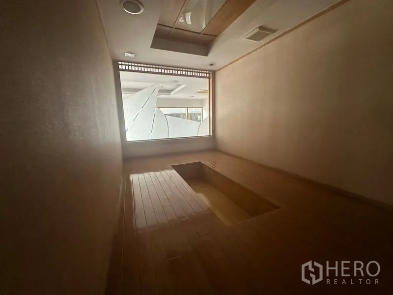 零售空间 出租在Bang Rak, Bangkok - 小型榻榻米式房间，地面下沉与磨砂窗
