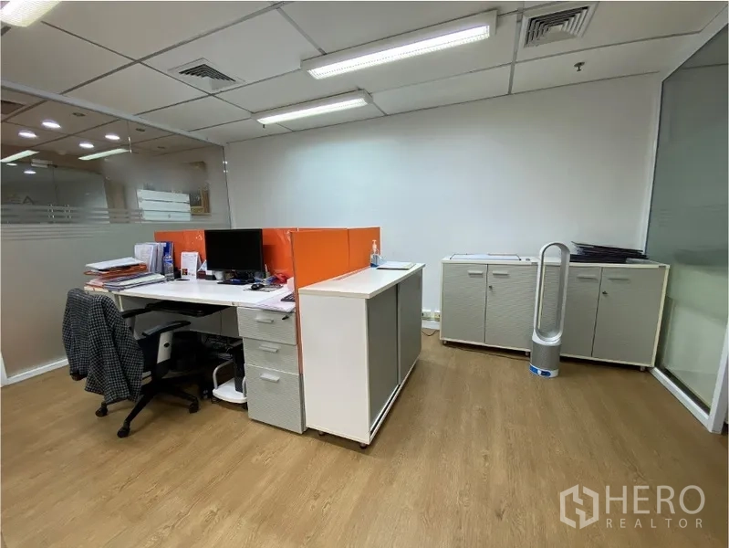 办公空间 出租在Khlong Toei, Bangkok - 私密工位区，带橙色隔断的办公桌、储物柜及玻璃隔断。
