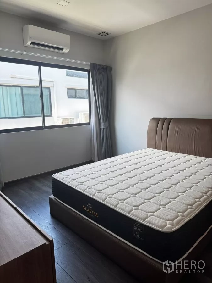 联排别墅 出租在Bang Phli, Samut Prakan - 客卧配大床、宽窗与素雅墙面，带空调。