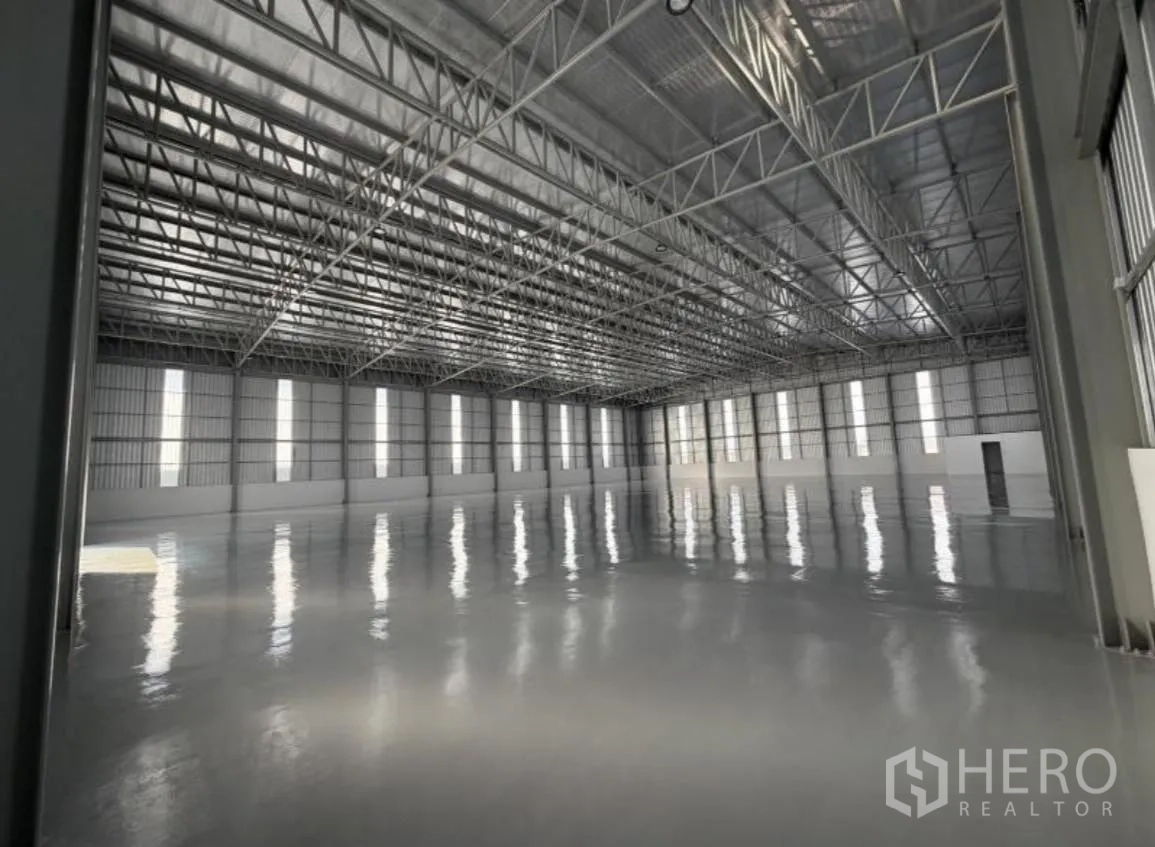 โกดัง for rent in Bang Khun Thian, Bangkok - ภาพภายในอีกมุมใต้หลังคาพร้อมแผ่นกันความร้อน