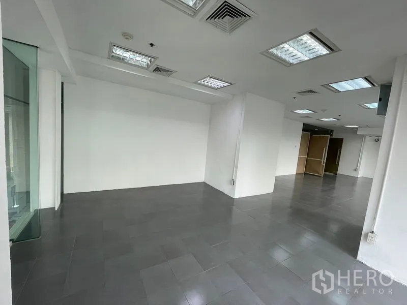 สำนักงาน ให้เช่า - โซนผนังขาวสะอาดของสำนักงาน มีกระจกมุมและช่องลมแอร์แบบฝัง