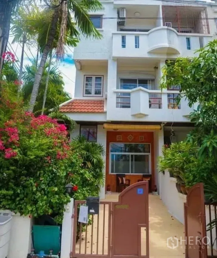 带办公室的家 出租在Min Buri, Bangkok - 三层家用办公楼外观，带前院大门与葱郁花园，位于民武里
