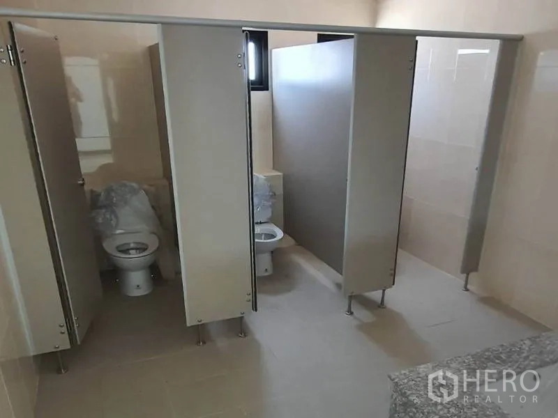 货栈 出租在Samut Prakan - 整洁的员工卫生间，设有多个隔间。