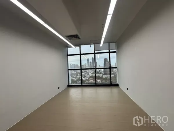办公空间 出租在Watthana, Bangkok - 带大幅窗户的办公室，可眺望曼谷天际线。