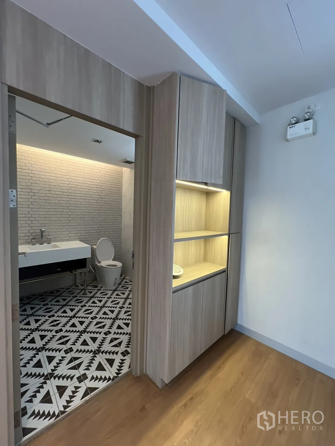 Retail Space for rent in Khlong Toei, Bangkok - Ground-floor space with large windows, AC units and tile floors.