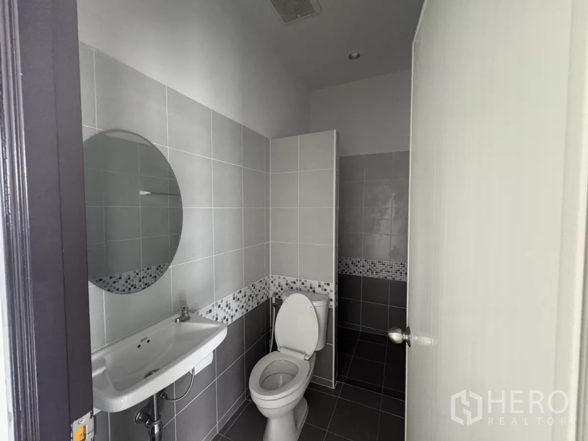 Factory for rent in Phra Samut Chedi, Samut Prakan - Second restroom with modern tiling, washbasin and toilet.