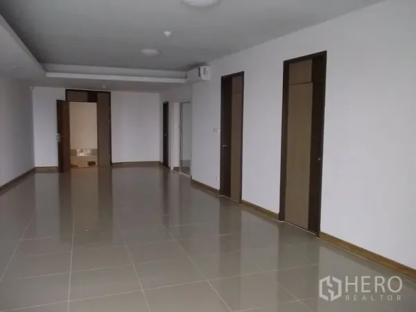 公寓 出租在Bangkok - 宽大的瓷砖客餐厅，设多扇木门与嵌入式灯光。