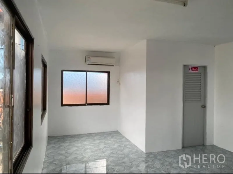货栈 出租在Mueang Rayong, Rayong - 空调办公室，瓷砖地面和窗户，并有卫生间入口。