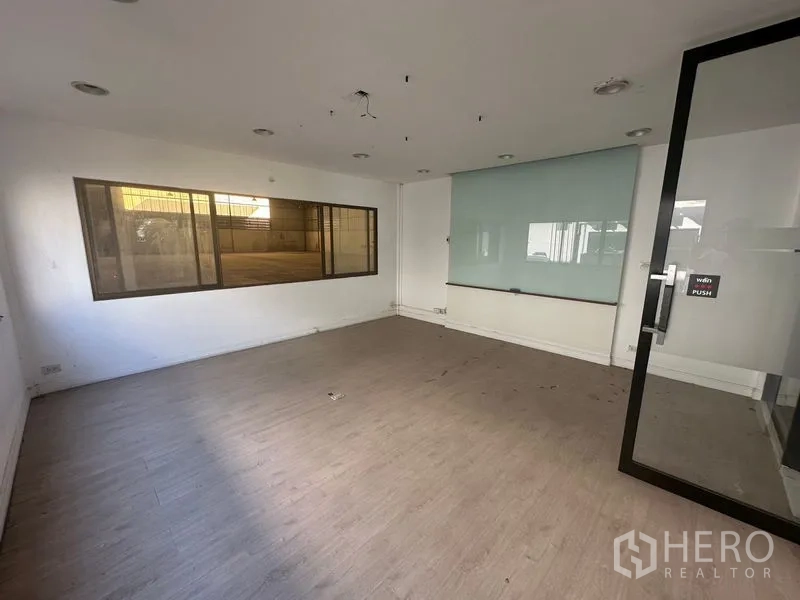Warehouse for rent in Saphan Sung, Bangkok - Private office with glass wall and built-in whiteboard.