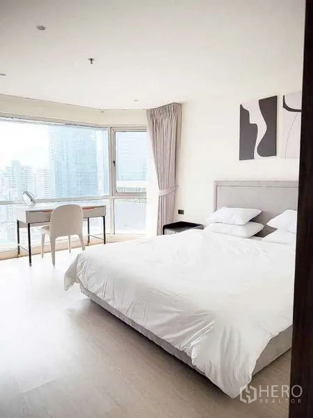 คอนโด ขายในWatthana, Bangkok - ห้องนอนเตียงขนาดใหญ่ โต๊ะทำงานริมหน้าต่าง มองเห็นวิวสกายไลน์