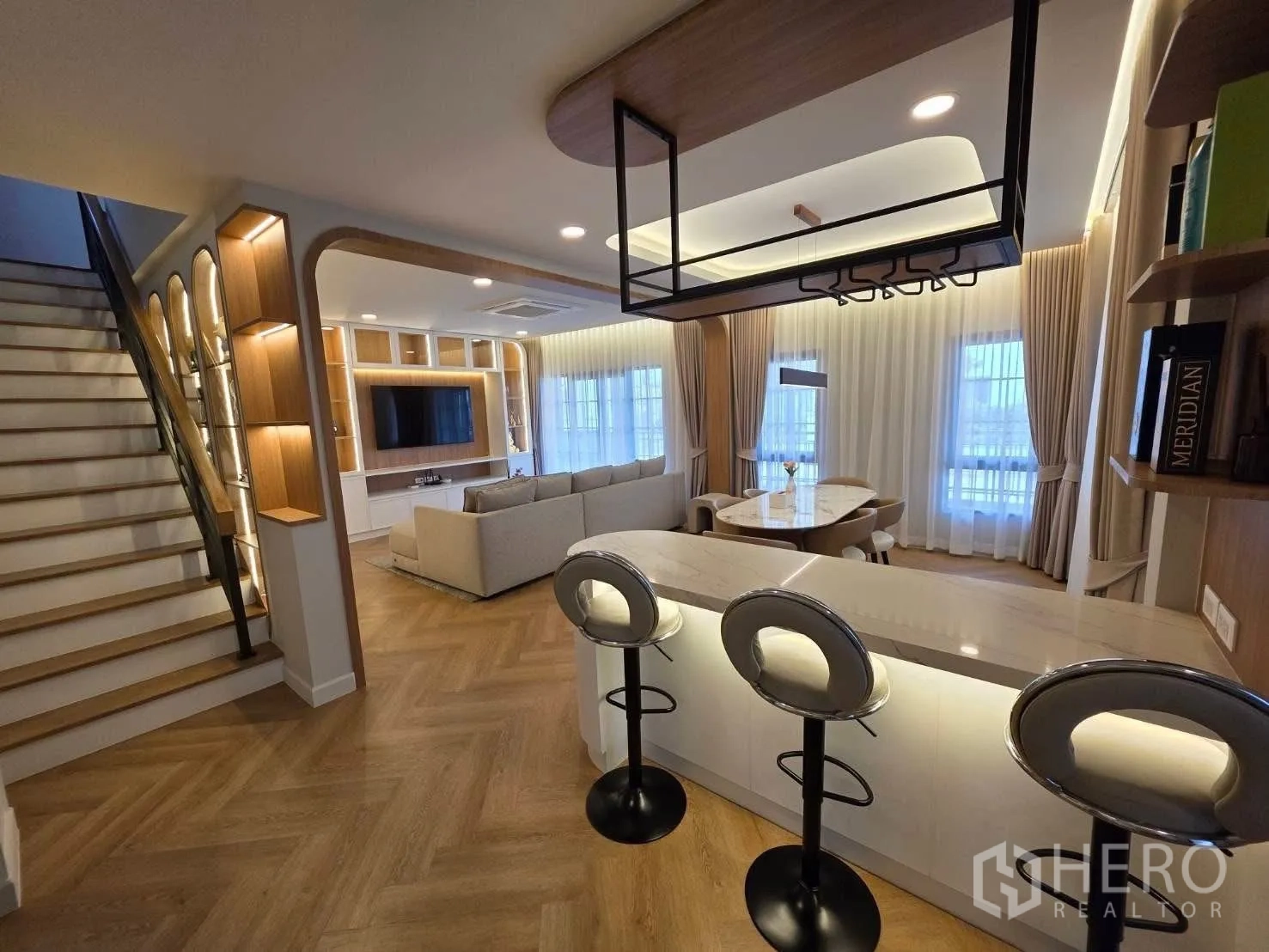 独栋房屋 for rent or sale in Bang Phli, Samut Prakan - 开放式起居区，带早餐吧、楼梯与大窗户。