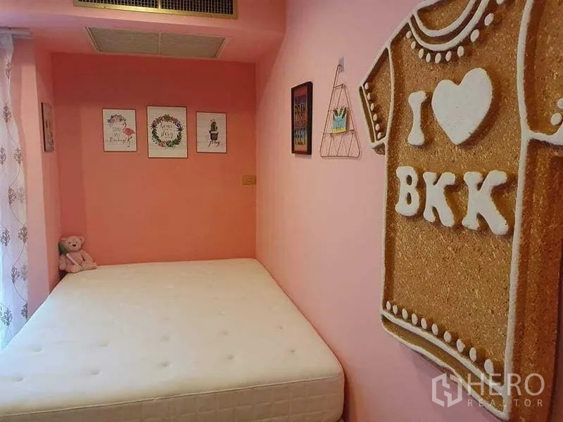 Townhouse for rent or sale in Bang Kho Laem, Bangkok - Small pink bedroom corner with teddy bear and I Love BKK wall art.
