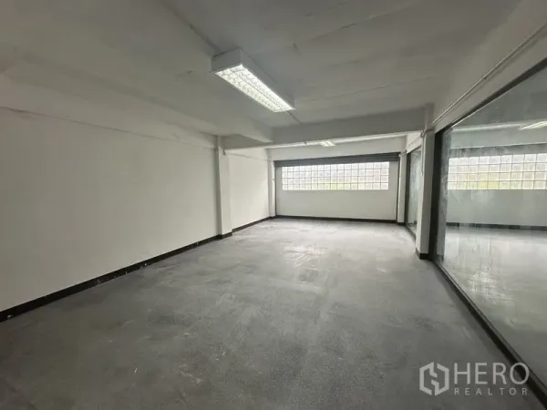 办公空间 出租在Khlong Toei, Bangkok - 独立办公室，大片内置玻璃墙与玻璃砖窗