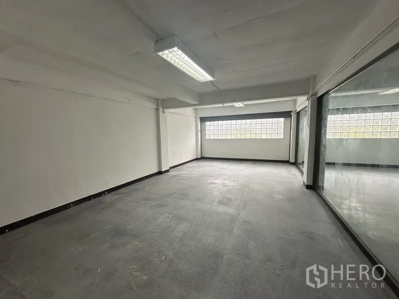 办公空间 出租在Khlong Toei, Bangkok - 独立办公室，大片内置玻璃墙与玻璃砖窗