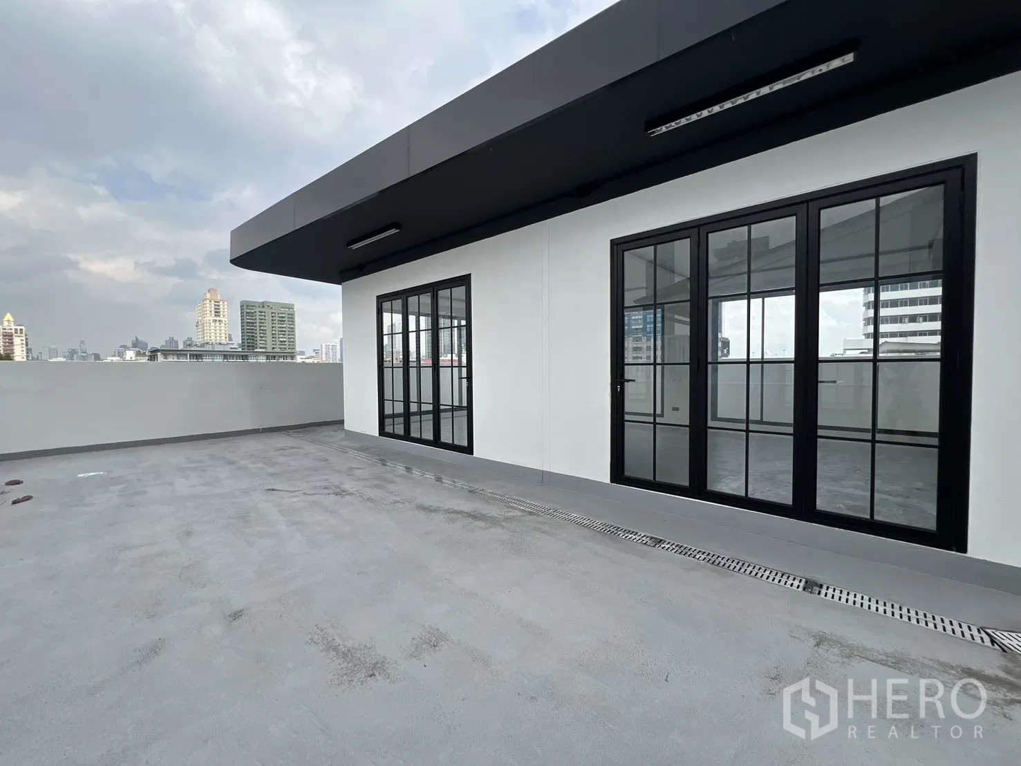 Retail Space for rent in Khlong Toei, Bangkok - Rooftop pavilion with black canopy surrounded by terrace.